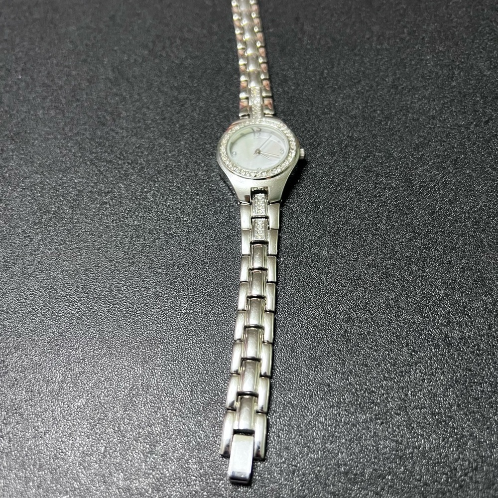Elegant Silver Watch with round Face and Metal Links